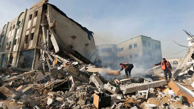 Bombeiros palestinos tentam apagar incêndio após ataque aéreo israelense contra o edifício do Ministério do Interior, na cidade de Gaza