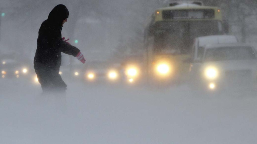 Pedestre durante tempestade de neve no certo de Varna, na Bulgária