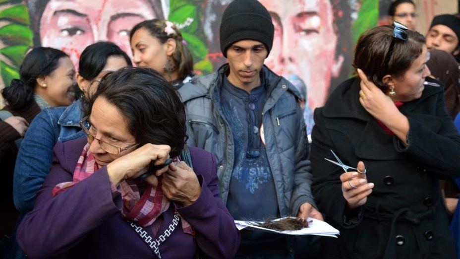 Egípcias cortam o cabelo em manifestação contra o novo projeto de Constituição. A oposição vê a nova proposta como um enfraquecimento do dos direitos humanos, especialmente os das mulheres