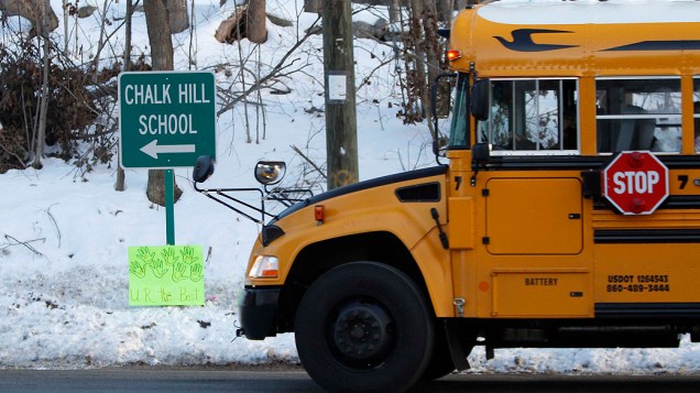 Ônibus escolar segue para entrada da escola Chalk Hill, em Monroe, no Estado americano de Connecticut, onde alunos da escola Sandy Hook, local em que 26 pessoas foram mortas no dia 14 de dezembro, voltam às aulas nesta quinta-feira (3)
