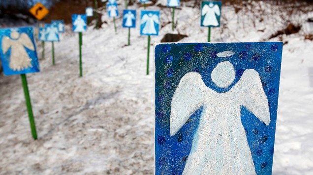 Pinturas de anjos no caminho para a escola Chalk Hill, que receberá os alunos de Sandy Hook