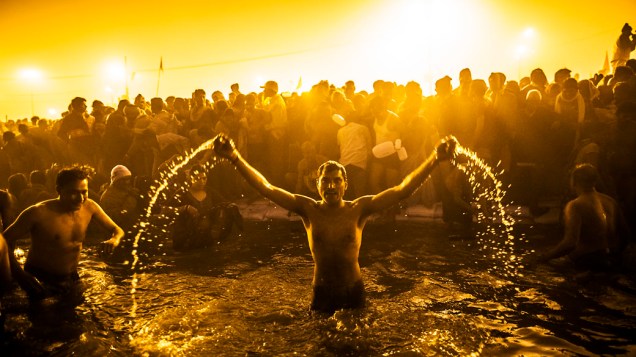Devotos hindus se banham nas águas do Ganges durante o dia Makar Sankranti, no início do Kumbh Mela em Allahabad, Índia