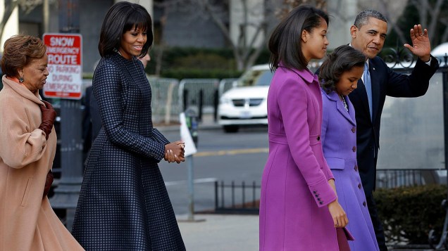 Acompanhado da mulher e das filhas, Obama chega a igreja Saint John, em Washington, antes da da 2ª posse