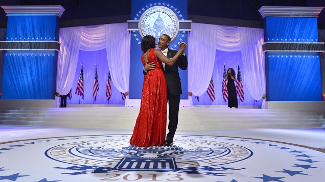 Após posse, Obama dança com Michelle em baile de gala