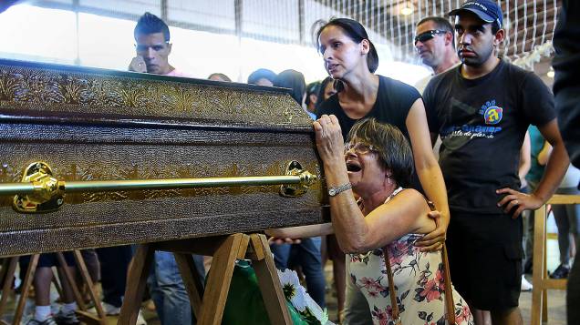 Parentes de vítima de tragédia em Santa Maria choram ao lado de caixão