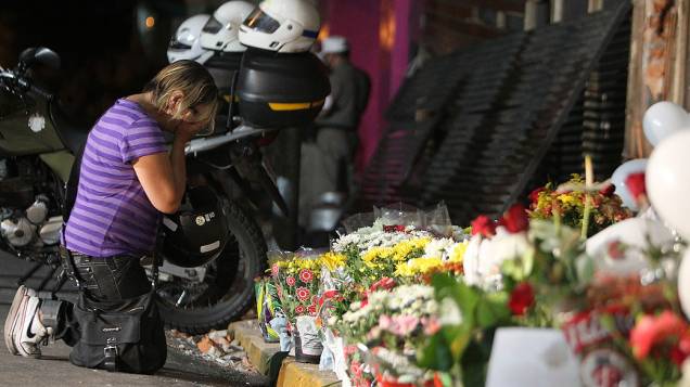 Moradores deixam flores em frente à Boate Kiss, onde 231 pessoas morreram e centenas ficaram feridas por causa de um incêndio