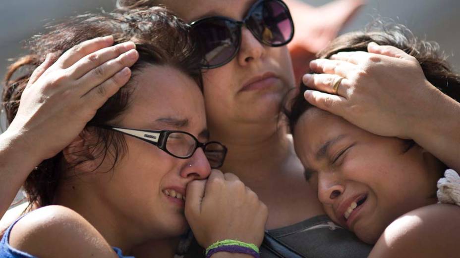 Familiares em frente a boate Kiss, em Santa Maria