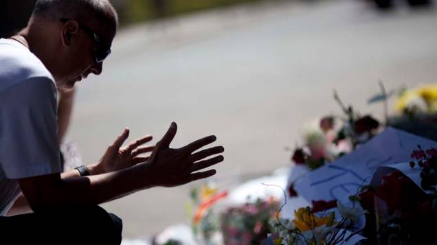 Homem reza pelas vítimas da tragédia, em Santa Maria