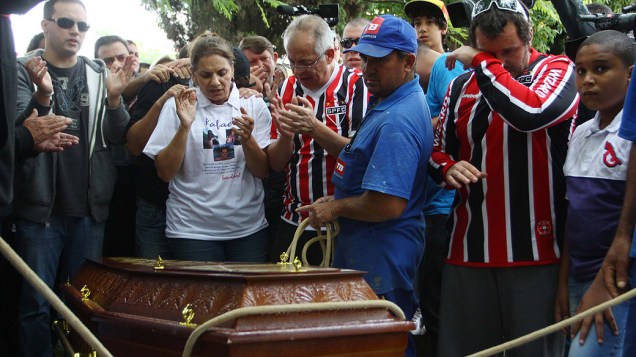Paulista morto em incêndio é enterrado em cemitério na Grande SP
