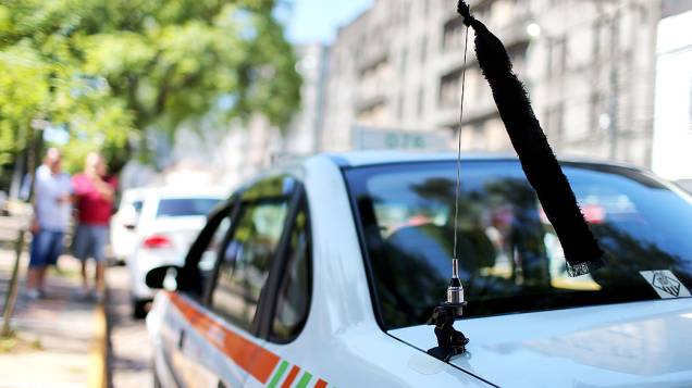 Fitas pretas são penduradas nas antenas de automóveis em Santa Maria (RS), em sinal de luto pelo incêndio na boate Kiss