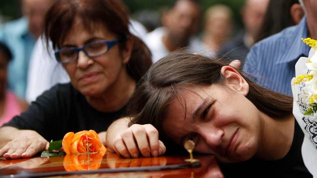 A filha da capitã do Exército Daniele Dias de Mattos se emociona durante o sepultamento da militar no Cemitério de Inhaúma, zona norte do Rio de Janeiro
