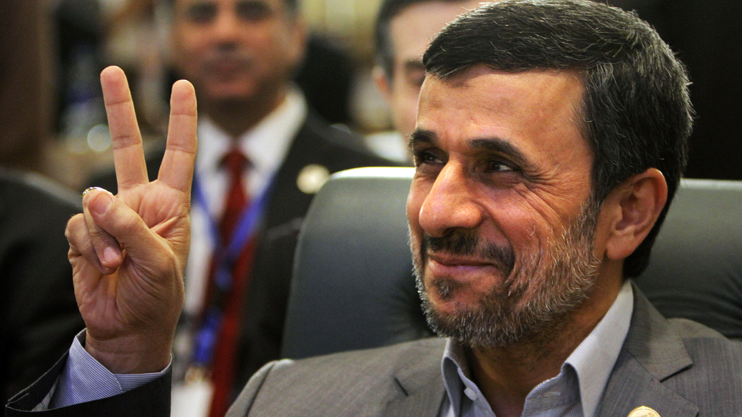 O presidente do Irã, Mahmoud Ahmadinejad faz sinal da vitória ao comparecer à conferência islâmica no Cairo