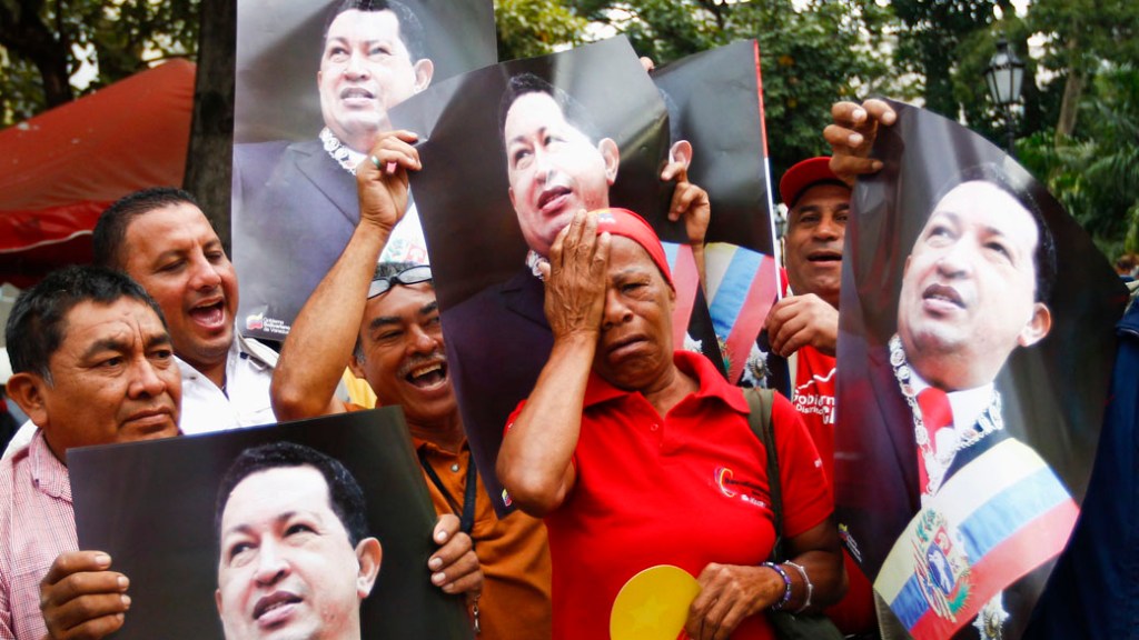 Partidários de Hugo Chávez se reúnem na praça Plaza Bolívar após anúncio do retorno do presidente venezuelano à Caracas