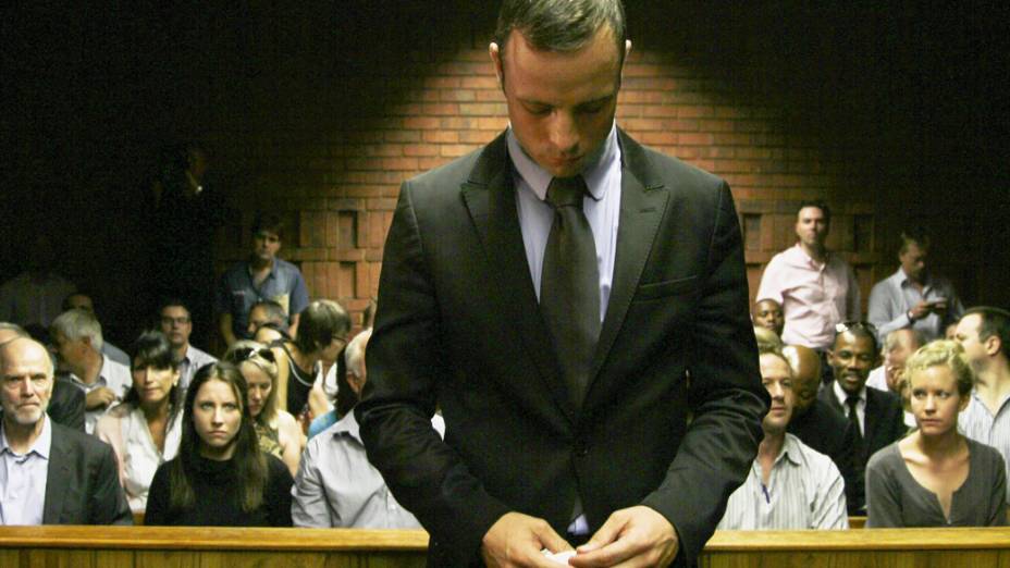 O velocista sul-africano Oscar Pistorius é julgado durante audiência em tribunal de Pretória, nesta quinta-feira (21)