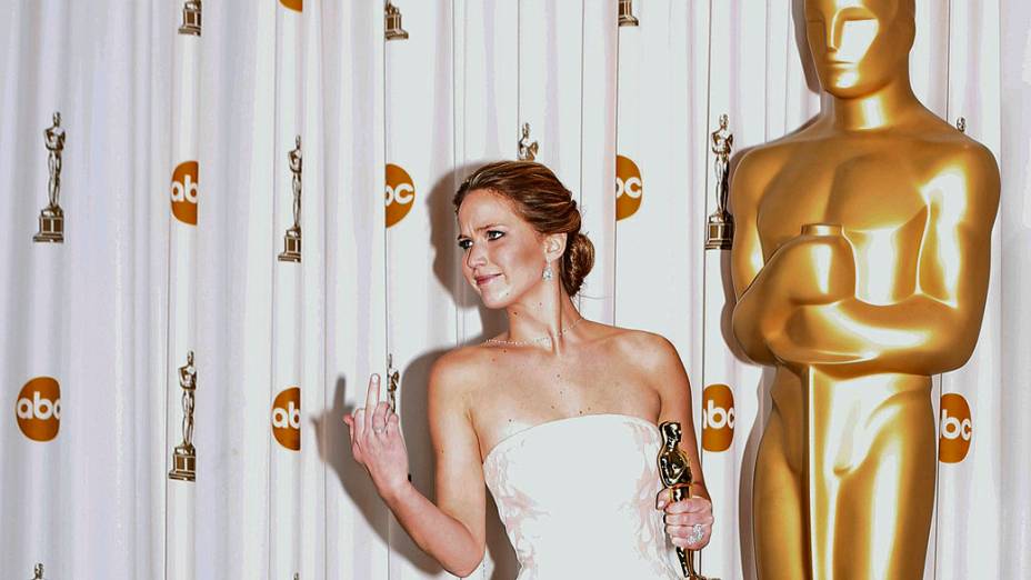 Após levar a estatueta de melhor atriz e tomar um tombo ao subir no palco, Jennifer Lawrence reage às piadas de fotógrafos