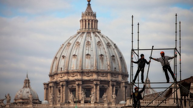Trabalhadores montam palco próximo a praça de São Pedro (Vaticano). O Papa Bento XVI irá despedir-se dos fiéis numa audiência geral no dia 27 de fevereiro