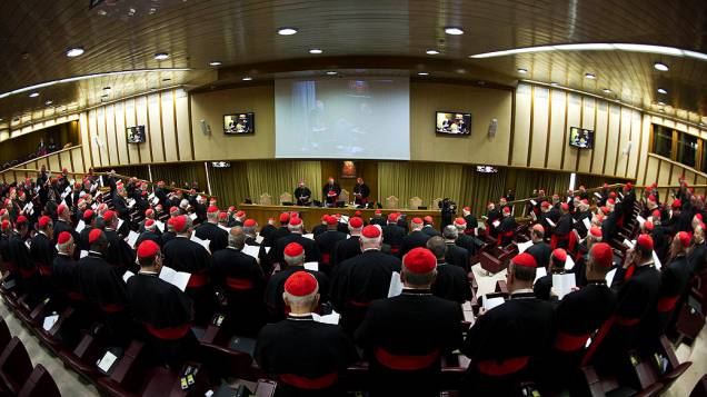 Cardeais participam de uma reunião na Sala do Sínodo no Vaticano durante os preparativos para a eleição do novo papa