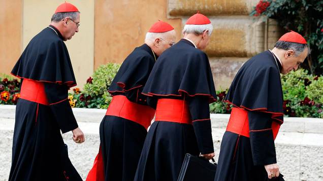 Grupo de cardeais norte-americanos chega para encontro no Salão Sínodo do Vaticano, onde discutirão a eleição do novo papa