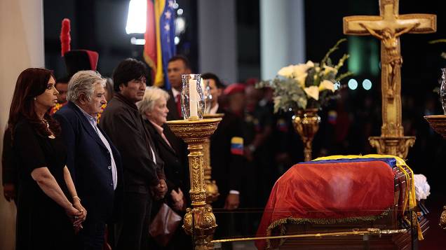 Presidentes da Argentina, Cristina Kirchner, Uruguai, José Mujica, e Bolívia, Evo Morales, comparecem ao velório de Hugo Chávez na Academia Militar de Caracas