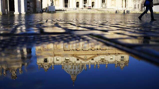 A Basílica de São Pedro, no Vaticano, em preparação à eleição do novo papa ao fim do conclave, que se inicia na terça-feira (12)