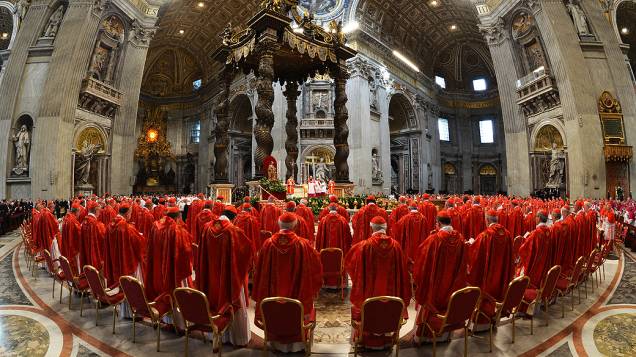 Cardeais participam da missa que marca o começo do conclave para escolha do próximo papa, na basílica de São Pedro, no Vaticano