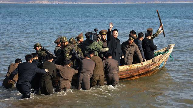 Imagem divulgada nesta terça-feira (12), mostra o líder norte-coreano Kim Jong Un acenando ao lado de militares durante inspeção a um dos departamentos de defesa do país