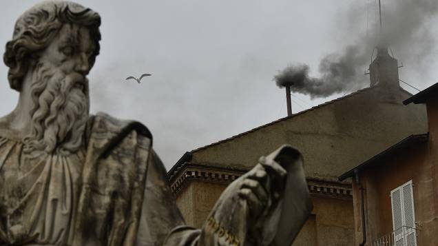 A chaminé da Capela Sistina do Vaticano voltou a emitir fumaça preta na manhã desta quarta-feira (13)
