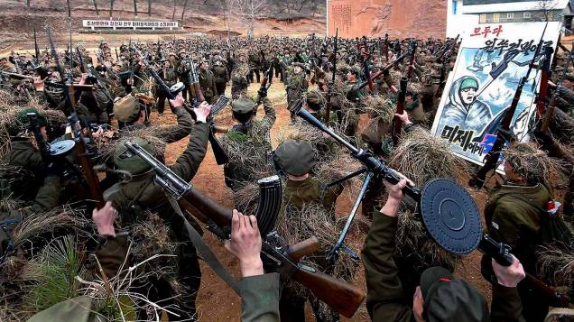 Soldados norte-coreanos participam de treinamento militar em Pyongyang