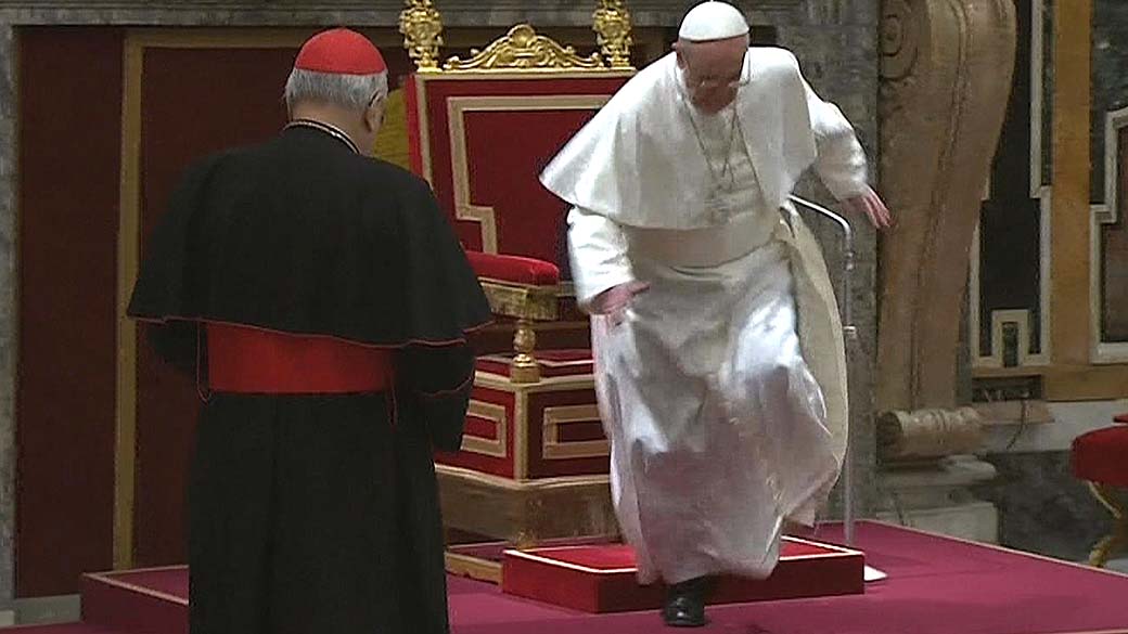Papa Francisco I tropeça e quase cai durante missa para cardeais