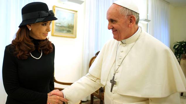 Foto divulgada pelo "LOsservatore Romano" da visita de Cristina Kirchner ao papa Francisco I, nesta segunda-feira (18)