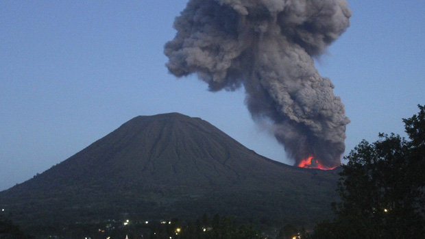 <p>Na Indonésia, área de 2,5 km de isolamento é criada após vulcão Lokon entrar em erupção</p>