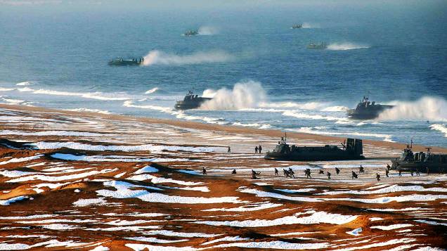 Tropas norte-coreanas fazem treinamento de chegada e defesa de costa em praia não identificada do país