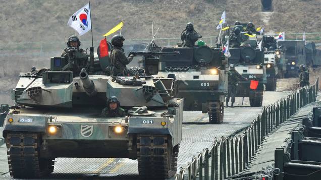 Tanques sul-coreanos passam por uma ponte temporária perto da fronteira com a Coreia do Norte. Nova presidente da Coreia do Sul prometeu forte resposta militar a qualquer provocação da Coreia do Norte depois que Pyongyang anunciou que os dois países estavam agora em estado de guerra