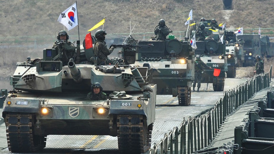 Tanques sul-coreanos passam por uma ponte temporária perto da fronteira com a Coreia do Norte. Nova presidente da Coreia do Sul prometeu forte resposta militar a qualquer provocação da Coreia do Norte depois que Pyongyang anunciou que os dois países estavam agora em estado de guerra