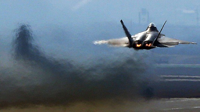 Um caça F-22 Raptor da Força Aérea americana decola na base aérea americana de Osan para exercício militar, em Pyeongtaek (Coreia do Sul )