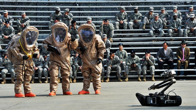 Soldados americanos usam equipamento de proteção durante demonstração em infantaria na Coreia do Sul