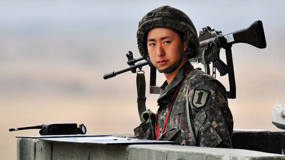 Soldado sul-coreano observa área militar próxima de Paju e da área desmilitarizada entre a Coreia do Sul e Coreia do Norte, na manhã desta sexta-feira (5)