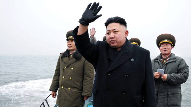 O líder norte-coreano Kim Jong Un acena durante inspeção a um dos departamentos de defesa do país