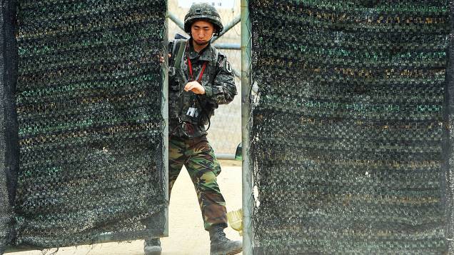 Soldado sul-coreano fecha portão de área militar próxima de Paju e da área desmilitarizada entre a Coreia do Sul e Coreia do Norte