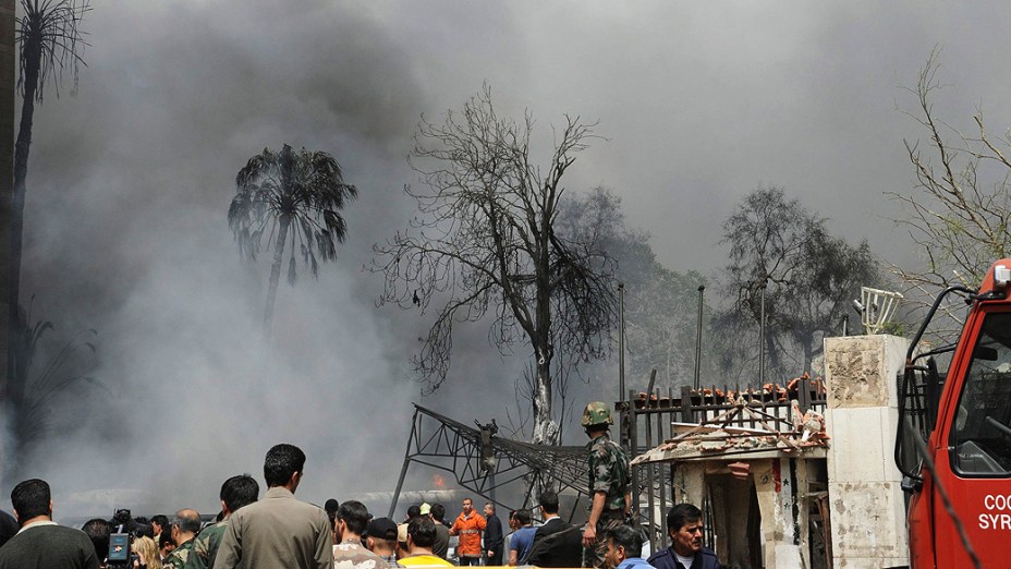 Fumaça encobre local onde carro-bomba explodiu no principal bairro empresarial de Damasco, na Síria