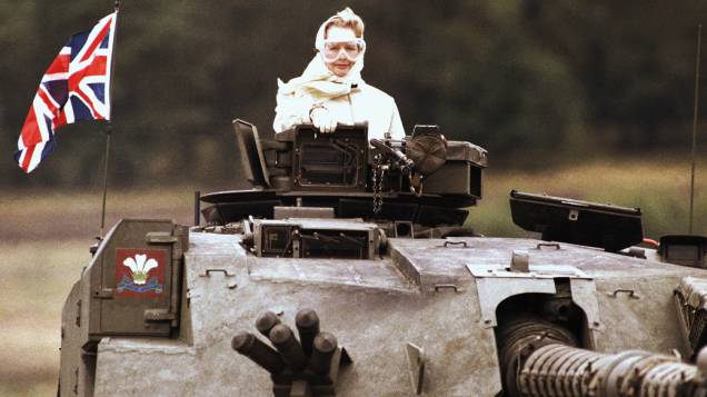 Thatcher é levada em cima de um tanque durante visita às forças britânicas em Fallingbostel, a 120 km de Hamburgo, na Alemanha (1986)