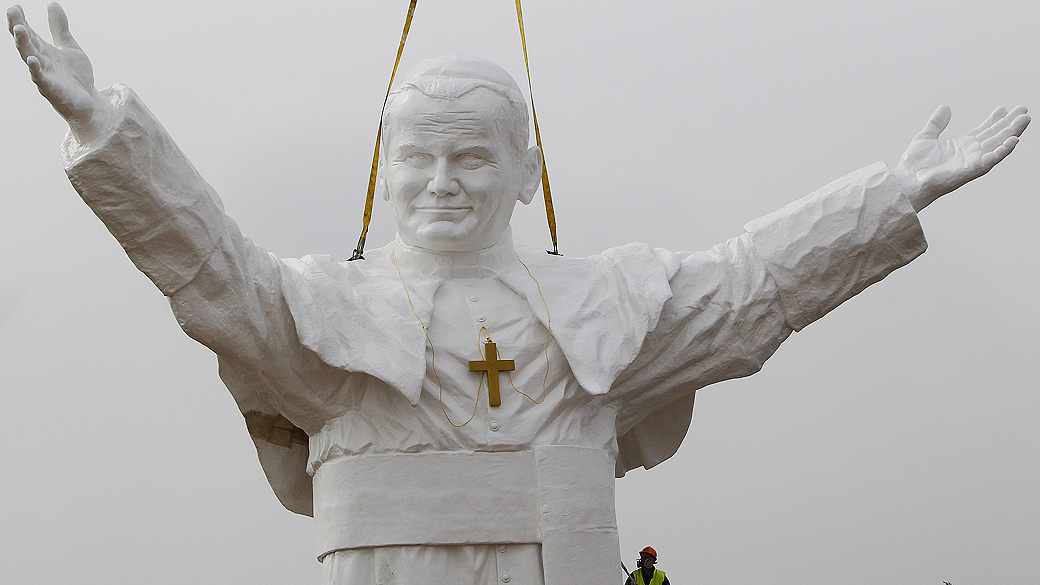 Estátua gigante do Papa João Paulo II em Czestochowa, na Polônia
