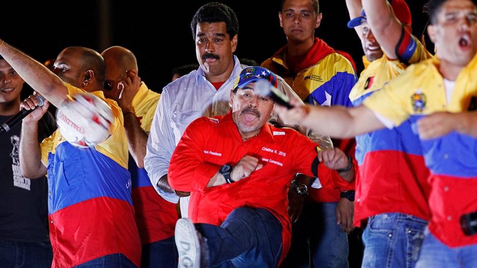 Nicolás Maduro encerra campanha em Caracas ao lado de Maradona