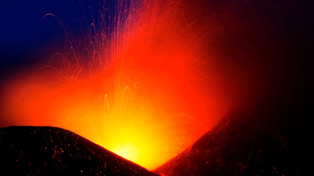<p>O monte Etna, um dos vulcões mais ativos da Europa, em erupção na ilha italiana da Sicília</p>
