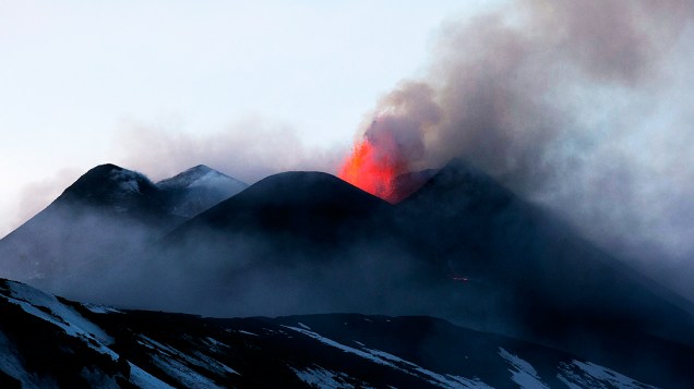 <p>O monte Etna, um dos vulcões mais ativos da Europa, em erupção na ilha italiana da Sicília</p>