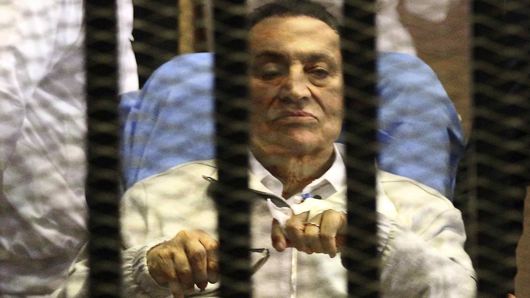 Hosni Mubarak é visto em prisão no Cairo. Tribunal decreta liberdade, mas o ex-presidente egípcio continuará preso