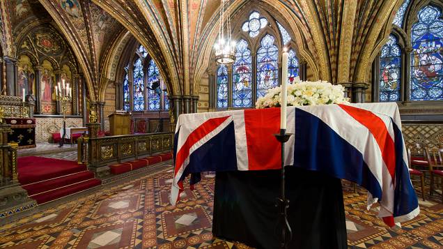 Corpo da ex-primeira-ministra britânica Margaret Thatcher está no Palácio de Westminster, em Londres, na véspera do funeral