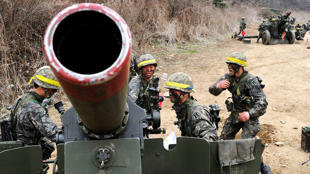 Soldados sul-coreanos realizam treinamento militar com tanques perto da zona desmilitarizada entre as coreias, em Paju, ao norte de Seul