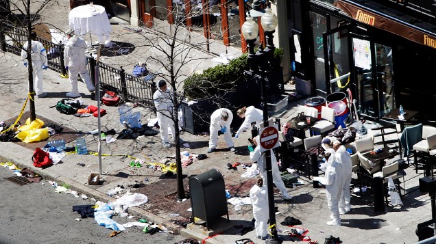 Peritos trabalham no local de uma das explosões durante a Maratona de Boston