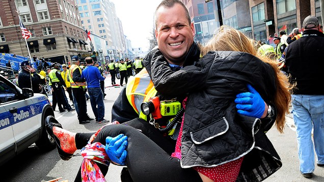 Mulher é atendida por equipe de resgate, após se ferir no ataque realizado durante a Maratona de Boston, nos Estados Unidos